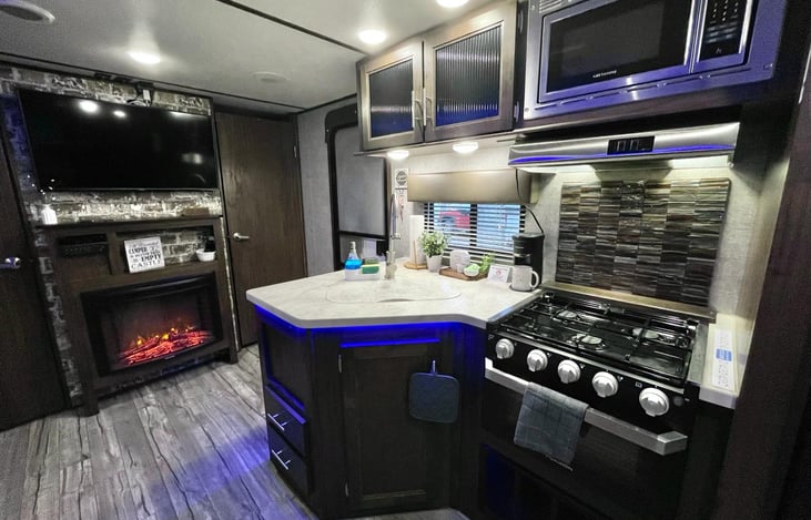 Large kitchen with everything included😃