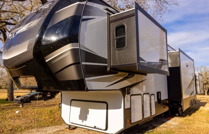 390DS 44ft with 3 slide out on back exterior