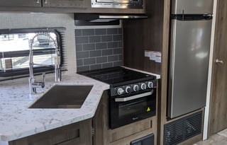 2021 Della Terra 27' sleeps 8 w King Bed