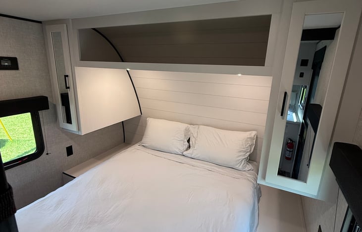 Master room with queen sized bed