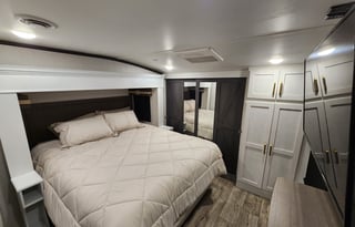Pet Friendly Full Service Luxury 2 Bedroom RV