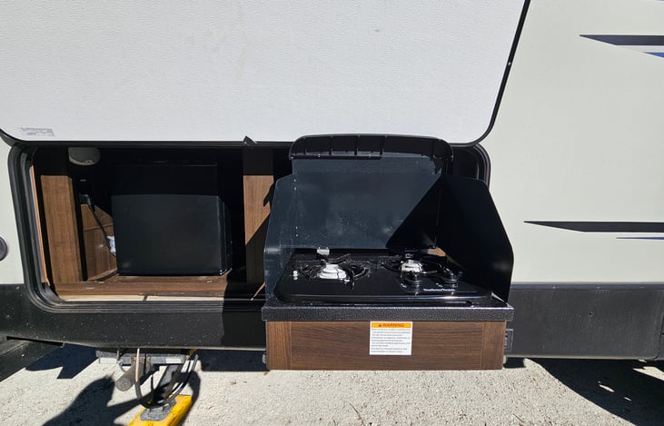 Outside kitchen -stove and mini fridge