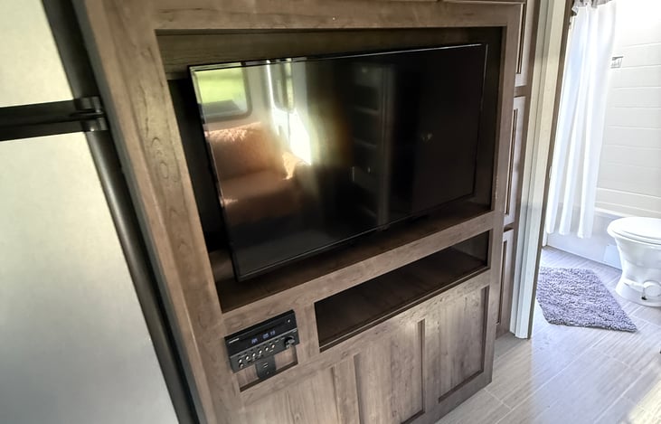 42" tv that swivels also has dvd player and bluetooth stereo that can play inside or out
