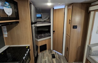 Family-Friendly 28' Avenger – Sleeps 8, Bunk Beds