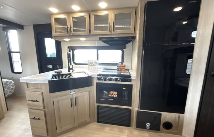 Kitchenette with Fullsize Fridge. Microwave. Stove Top.