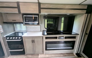 Outback | Large & Luxurious w/ Bunkhouse Sleeps 10