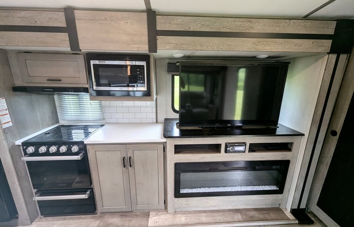 Spacious galley and fully-equipped kitchen. Plenty of room for everyone. Private bunkhouse and private bedroom on opposite ends. Pop-up TV to keep everyone entertained. Ample storage.