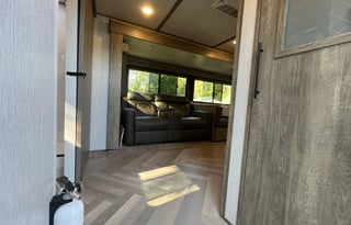 Big & Comfy - Large bathroom, full kitchen + Pets!