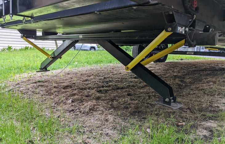 Power stabilizing jacks