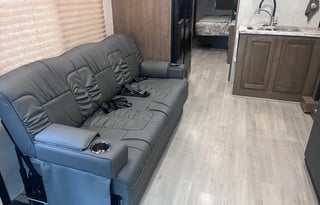 Harvey the RV - King bed & bunks, 2 A/Cs, Sleeps 6