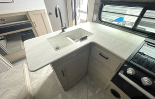 Pet Friendly Luxury Family Retreat on Wheels