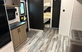 Large 37', 1.5 baths, Wi-Fi, Hot Water, Generator