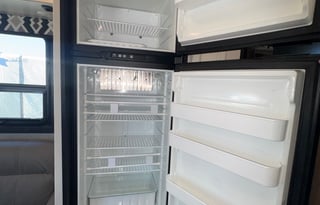 Rare King Bed | Auto Leveling | Easy to Drive