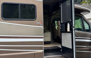 RV with the perfect Off grid set up