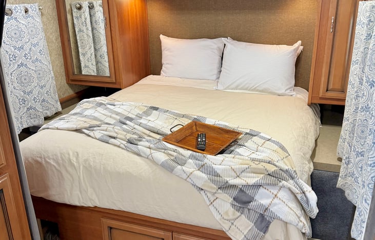 Bedroom. Bedding for queen bed included.