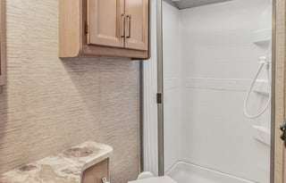 27:*NEW* 2022 Thor LUXURY KING Bed, 8Sleeper,Solar