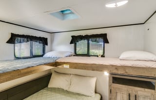 SLEEPS 6 + Outdoor fridge & Grill