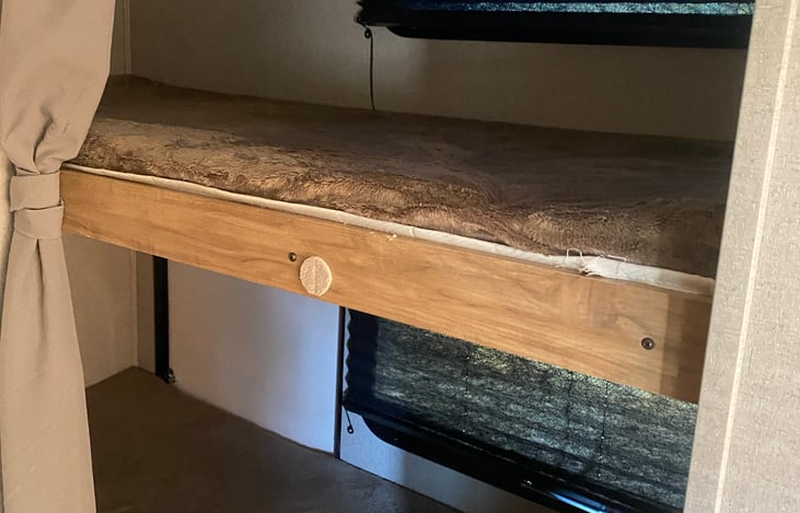 TOP AND BOTTOM BUNKS.  BOTH HAVE THEIR OWN WINDOWS.   TOTAL OF. 4" MATTRESSES.  COMES WITH  TOP SHEETS.  COMFORTERS AND PILLOW INCLUDED UPON REQUEST.