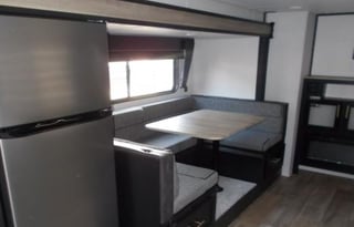 32ft SMART HOME CAMPER WiTH HOT TUB & MESAGE CHAiR
