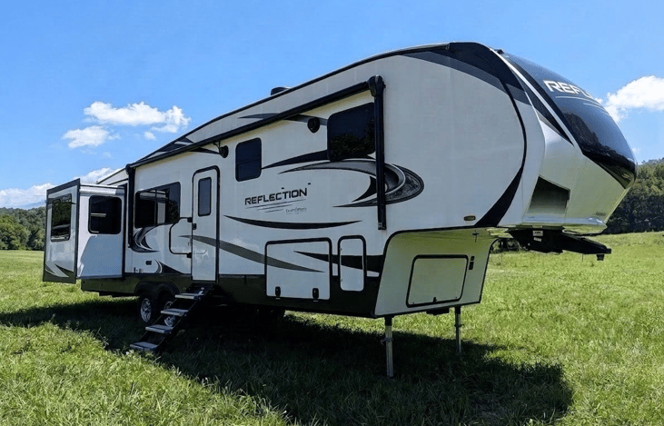 Spacious 2022 Grand Design Reflection 340RDS 5th wheel! Features a signature rear den with dual sofas, theater seating, fireplace, gourmet kitchen, king/queen bed, and 3 slides for ultimate luxury.