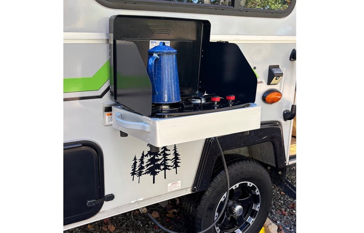 Outdoor propane stove or grill mount