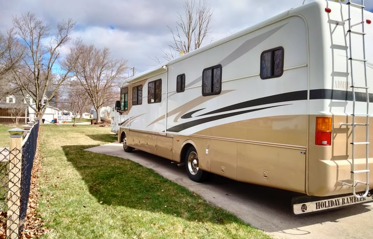 Lots of storage , large 25 gallon propane tank, 
5.5 Kw generator
great for boondocking.