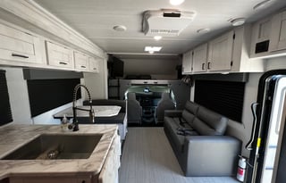 2022 EAST TO WEST Entrada 3100FB