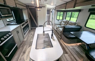 Outback | Large & Luxurious w/ Bunkhouse Sleeps 10