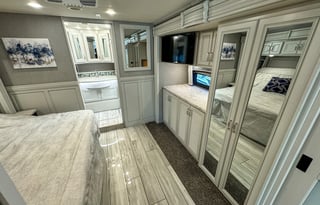 Holiday Rambler Luxury Coach /2 Full Baths & Bunks