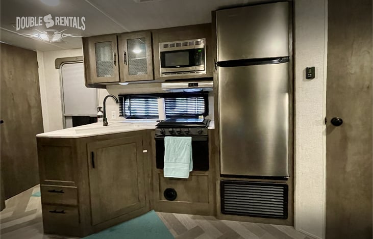 L-Shaped Kitchen with Oven, Fridge/Freezer, Stove and Microwave