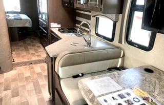 On The Go Chateau *2019 Bunkhouse*