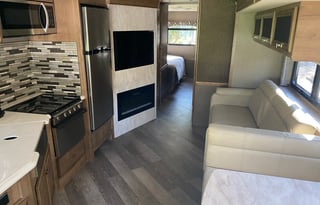 Amazing Couples Getaway w/Washer & Dryer