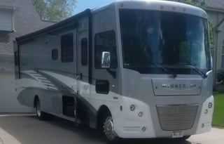 Large RV with 2 bathrooms