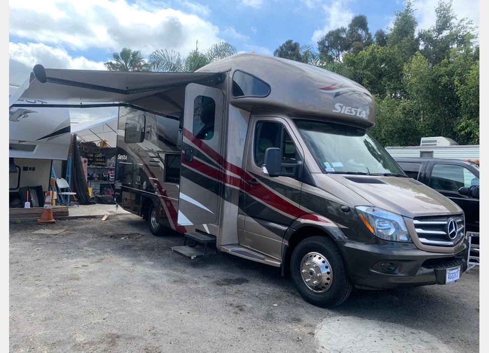 Class C Motor Home rentals in Encino