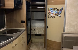 Luxury Diesel-Dog Friendly-Easy to Drive-Sleeps 6