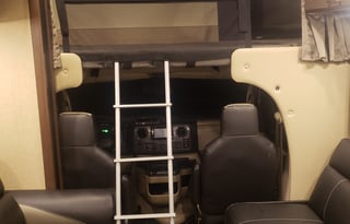 2018 Thor Motor Coach Outlaw 29J (low-miles)