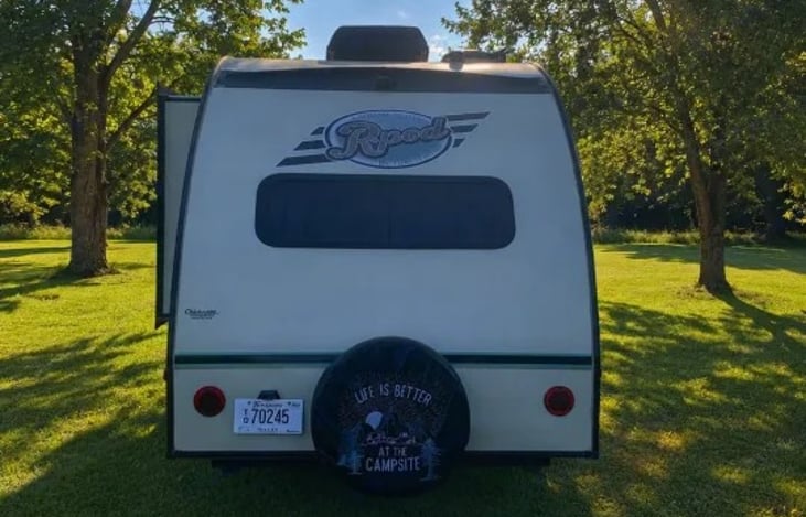 Features a seamless, one-piece fiberglass roof, welded aluminum sidewalls, and an independent torsion axle for improved towing stability.