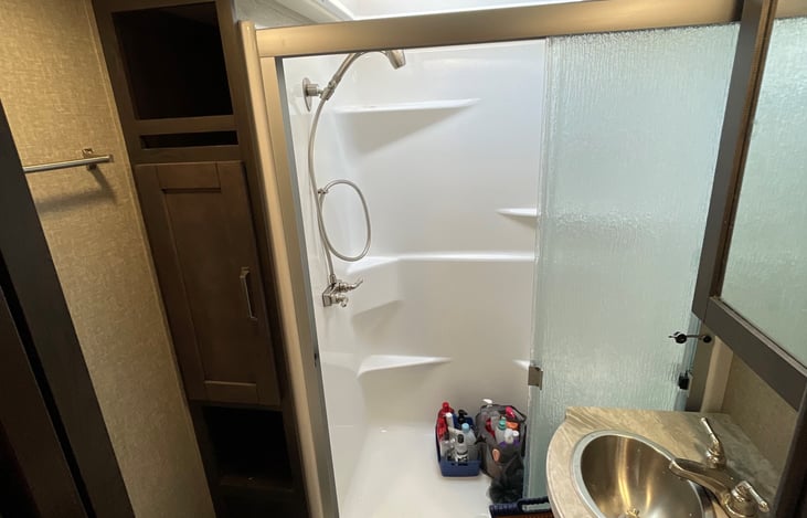 Full Bath with oxygenics shower head