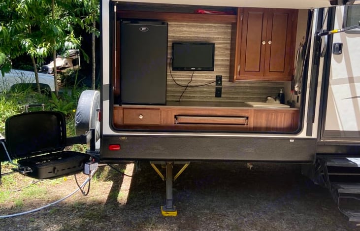 Outdoor fridge, sink, tv, and BBQ