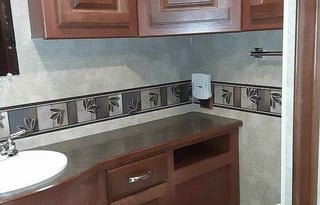 Winnebago Vista 35F (2 toilets / 1.5 bath)