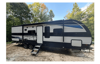 HUNTS PROWLER RV 32' SLEEPS 6