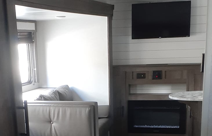 Living Room/ Fireplace/ Stereo/ Streaming TV