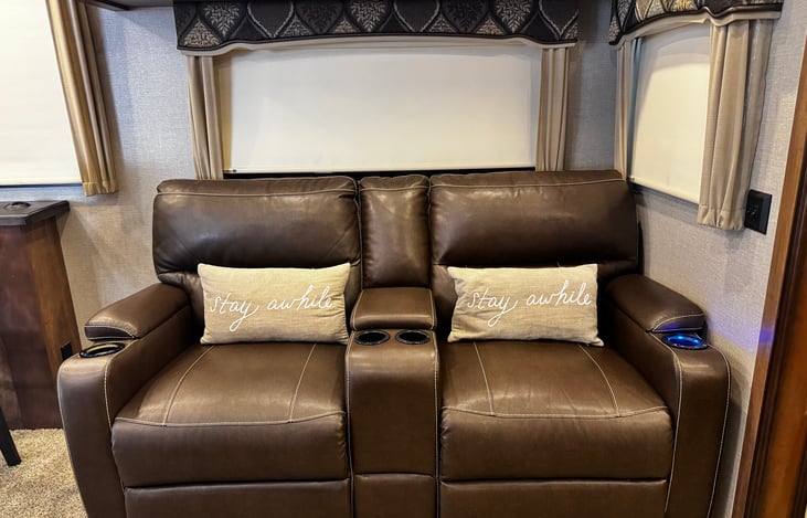 Very comfortable automatic recliners.