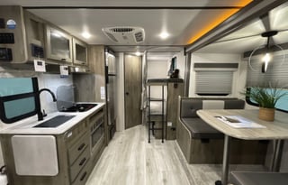 *Fully Stocked* 2022 Surveyor Legend 19BHLE