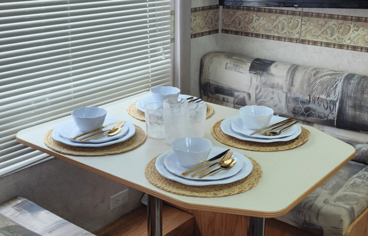 Dinnette - TV works with shore power or generator