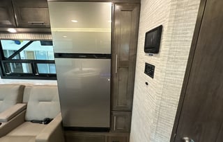 The Cowtown Coach! - AutoLevel, 2 A/Cs, Bunk Model