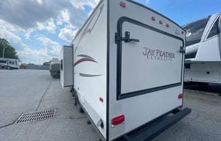 Fully Stocked Jayco | Easy Tow & Sleeps 6