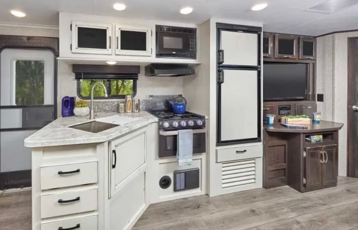 40" TV and modern, comfortable kitchen