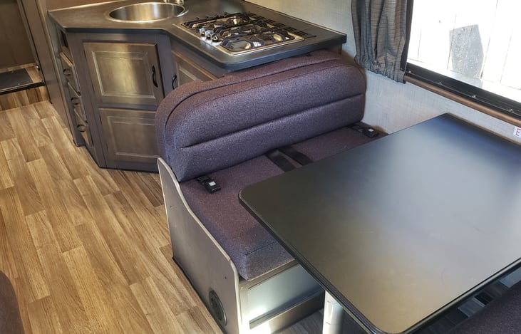 Dinette, 4 seat belts.