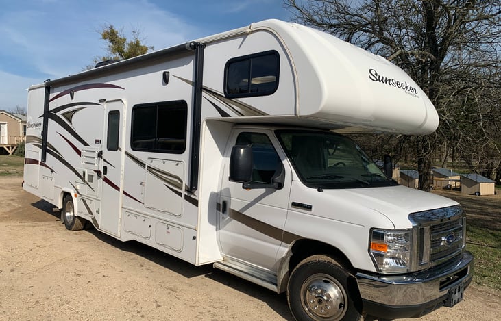 80ft Rv 2016- Sleeps 8 with extra large living space | RVshare